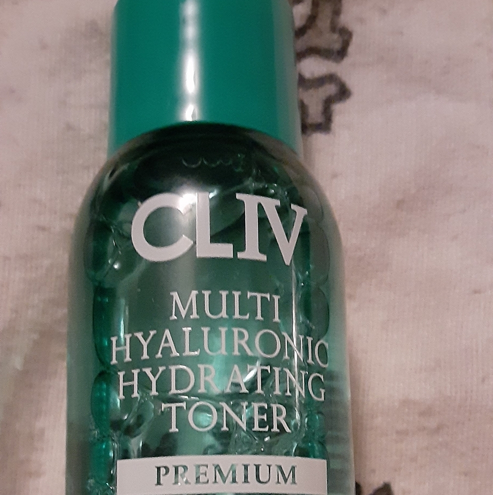 Green and White Hydrating Skincare Toner